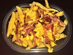 PAPAS FRITAS BASTON CON SALSA CHEDDAR Y PANCETA